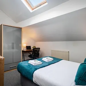 Private En-suite - Shared Living Space & Kitchen - - Central Homestay