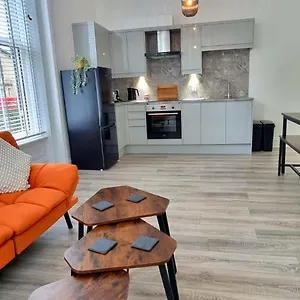 Flat Opposite College With Free Parking And 5 Mins Walk To Train Station Apartment